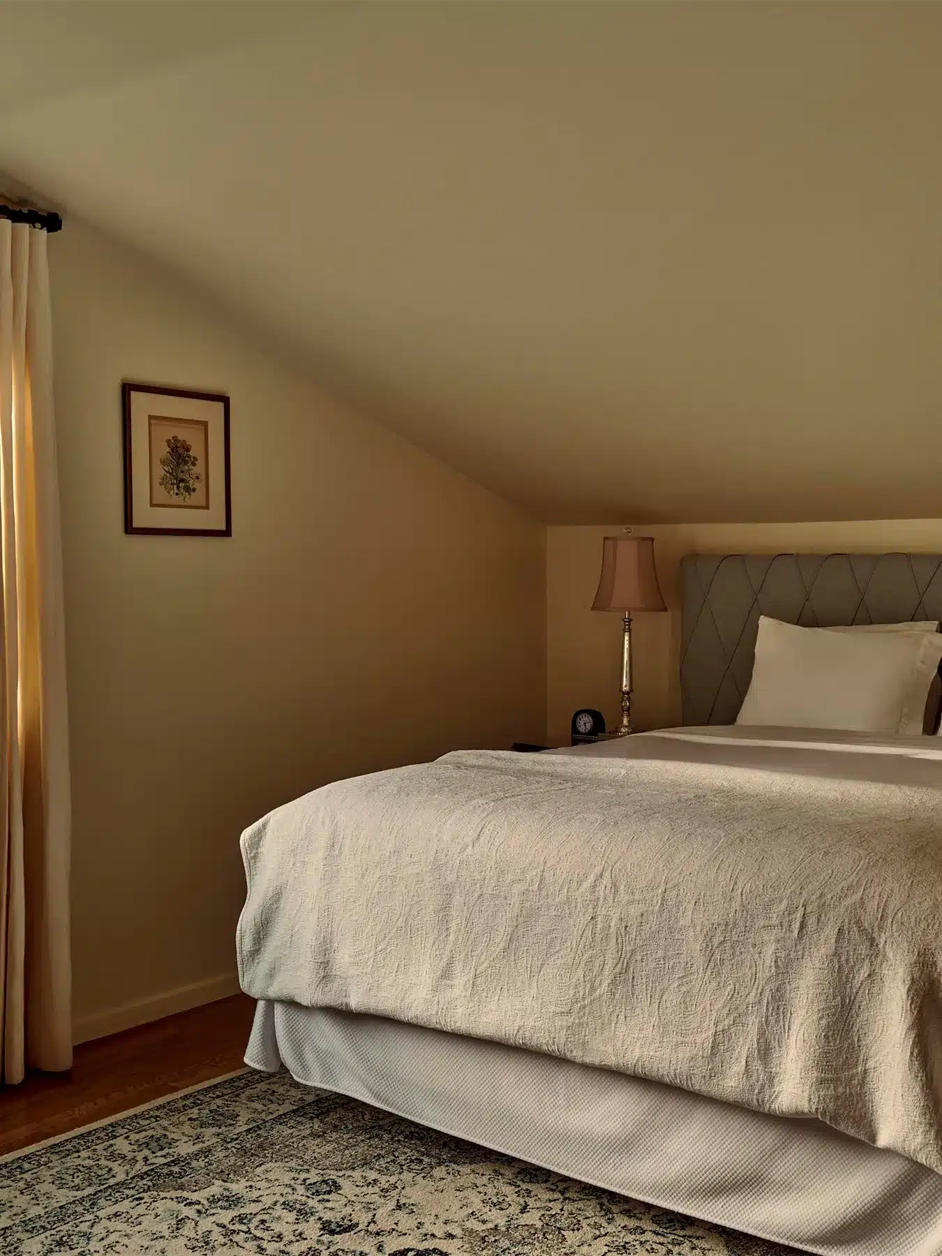 Cielito bed with side table