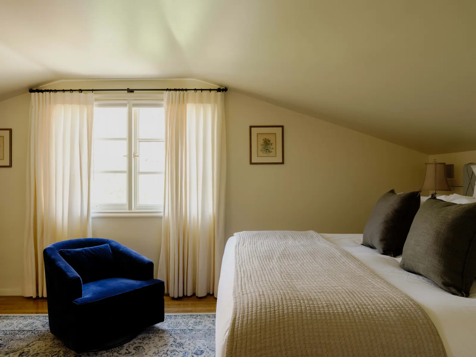 Cielito bed with sitting chair