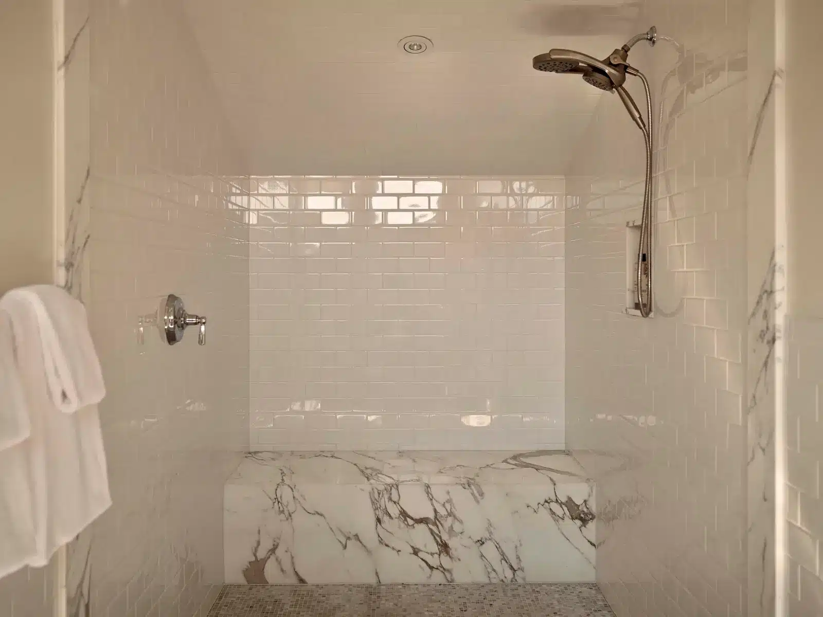 Cielito shower with seat